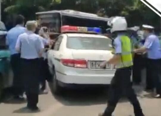 贵州男子持刀抢走警车 这胆也太肥了(疑似患有精神病)