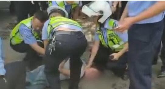 贵州男子持刀抢走警车 这胆也太肥了(疑似患有精神病)