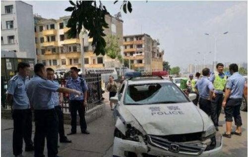 贵州男子持刀抢走警车 这胆也太肥了(疑似患有精神病)