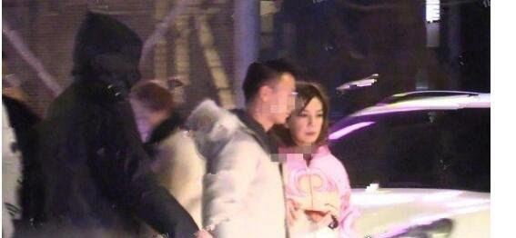 赵薇深夜买醉全程黑脸 状态不怎么好的她再度被传离婚