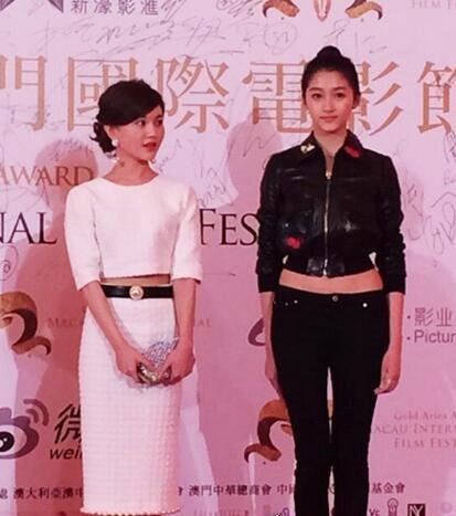 关晓彤的胸比基尼照片 平胸胯宽只剩一双大长腿