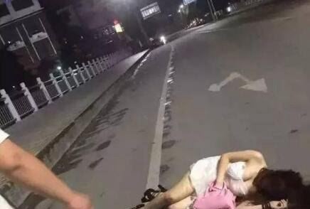 南宁捡尸门大尺度照片曝光 女子醉酒惨遭扒衣拍照