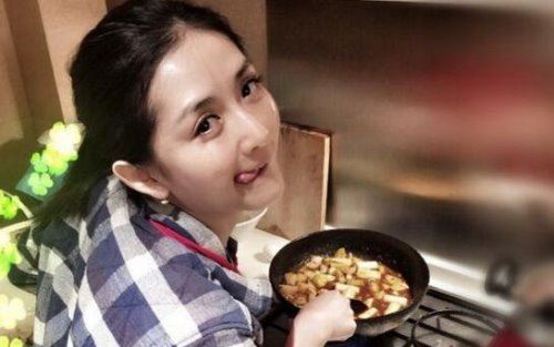 谢娜怀孕20周大肚照曝光 挺大肚子何炅小心搀扶