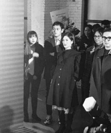 谢娜怀孕20周大肚照曝光 挺大肚子何炅小心搀扶