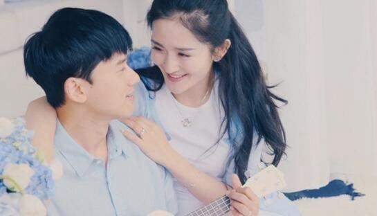 谢娜怀孕20周大肚照曝光 挺大肚子何炅小心搀扶