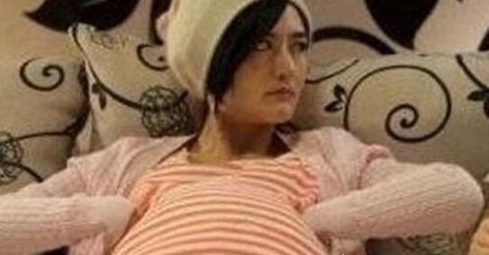 谢娜怀孕20周大肚照曝光 挺大肚子何炅小心搀扶