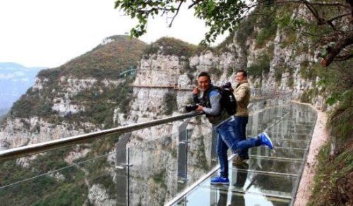 玻璃栈道坍塌死亡26人 恐怖刺激的玻璃栈道安全性引人深思