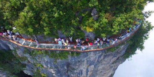 玻璃栈道坍塌死亡26人 恐怖刺激的玻璃栈道安全性引人深思