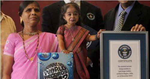 世界最矮的人排名 十大世界最矮袖珍人(最矮一位54.6cm)