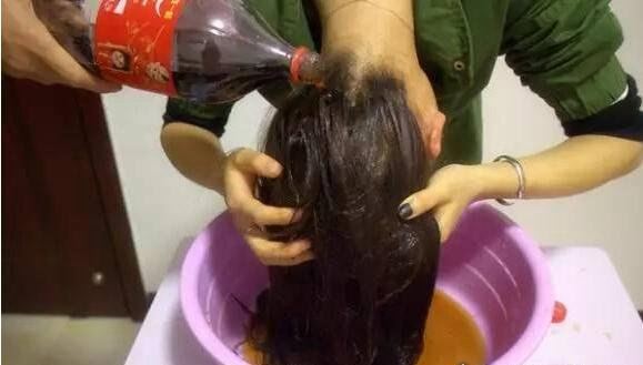 女子用可乐洗头吹干后奇迹出现了 变更顺滑(可乐妙用多)