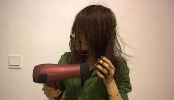 女子用可乐洗头吹干后奇迹出现了 变更顺滑(可乐妙用多)