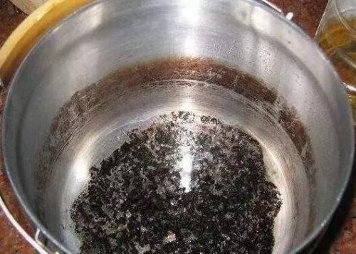 女子用可乐洗头吹干后奇迹出现了 变更顺滑(可乐妙用多)