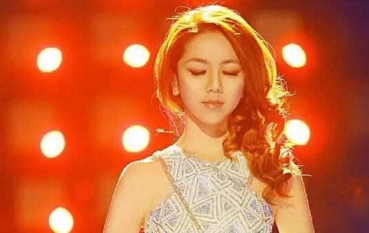 邓紫棋为什么解约？被公司压迫多年忍无可忍(终于爆发)