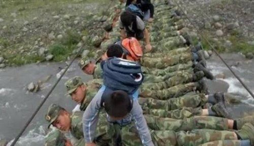 汶川地震不敢公开照片 每一长都让人看了非常难过