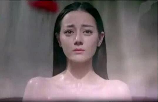 迪丽热巴洗澡图片曝光 胖迪半露香肩引人无限歪歪