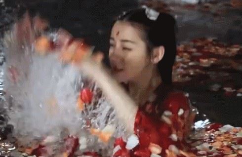 迪丽热巴洗澡图片曝光 胖迪半露香肩引人无限歪歪