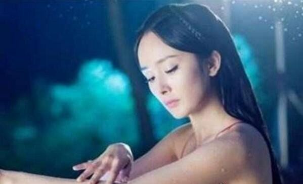 迪丽热巴洗澡图片曝光 胖迪半露香肩引人无限歪歪