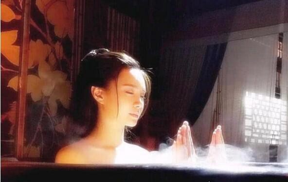 迪丽热巴洗澡图片曝光 胖迪半露香肩引人无限歪歪