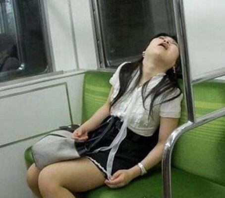 24睡姿图详解 最健康的是图7(超奇葩的睡姿图片欣赏)