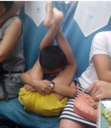 24睡姿图详解 最健康的是图7(超奇葩的睡姿图片欣赏)