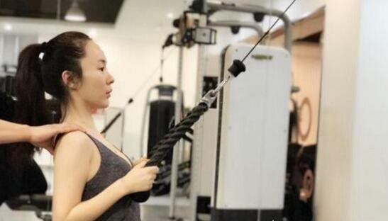 霍思燕的胸围进化史 怀孕后从A贫乳激增D爆乳