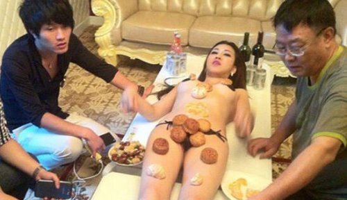 莫露露全-裸月饼人体宴 霪/乱场面任人随意把玩