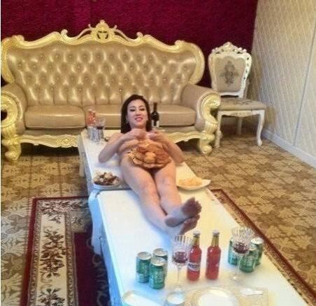 莫露露全-裸月饼人体宴 霪/乱场面任人随意把玩