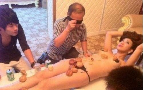 莫露露全-裸月饼人体宴 霪/乱场面任人随意把玩