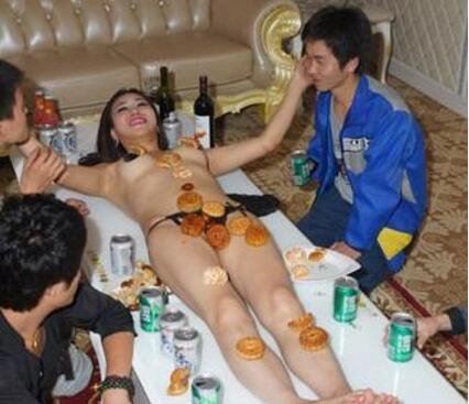 莫露露全-裸月饼人体宴 霪/乱场面任人随意把玩