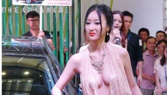 最美车模吴稀儿美照欣赏 当众脱衣全身只剩打底裤(照片曝光)