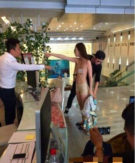 最美车模吴稀儿美照欣赏 当众脱衣全身只剩打底裤(照片曝光)