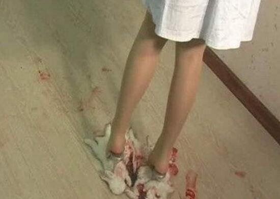 虐兔女残忍虐待兔子事件过程 20岁变态女将兔子活活踩死