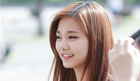 周子瑜事件详情 十六岁在韩国节目中挥舞青天白日旗