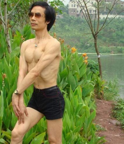 重庆最牛胸肌哥 他的胸起码有个D罩杯(胸围102cm)