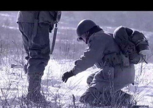 《集结号》赵二斗不慎踩到了法国制造的什么 答案：反步兵雷