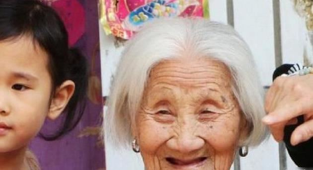 五代168口同堂 长寿秘诀：少油少盐常锻炼