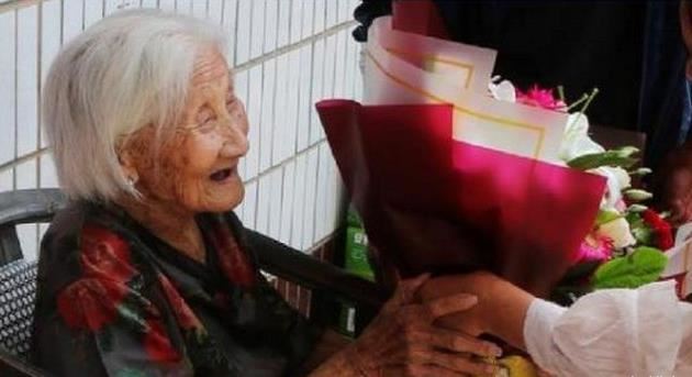 五代168口同堂 长寿秘诀：少油少盐常锻炼