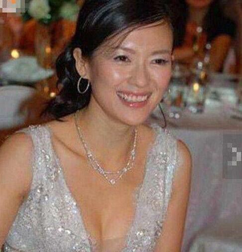 盘点娱乐圈十大激凸女明星 古力娜扎多次不穿内衣凸点走光