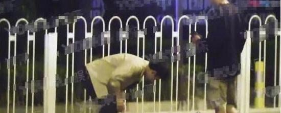 贾乃亮深夜醉酒路边狂吐 孤单的背影看着令人＂心疼＂