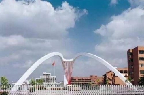 全球最丑建筑 捷克奇奇科夫电视塔丑出天际/不忍直视