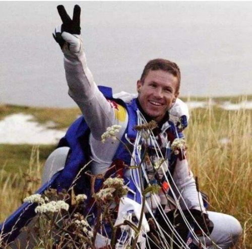 世界高空跳伞第一人 鲍姆加特纳(创3.9万米高空跳伞纪录)