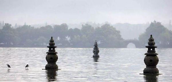 西湖三潭印月的来历 中秋月圆之夜可看到33轮明月