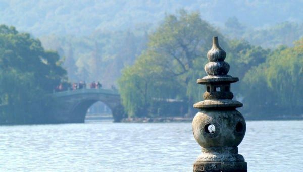 西湖三潭印月的来历 中秋月圆之夜可看到33轮明月