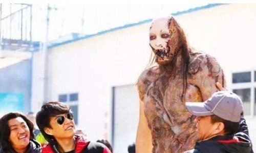 鬼吹灯之精绝古城中的红犼是真人 最后自焚而亡尸骨无存