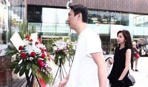 豆得儿含龙根事件 直播时王思聪霸气登场（跪下含朕龙根）