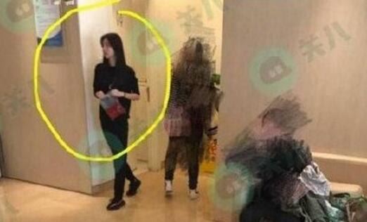 豆得儿含龙根事件 直播时王思聪霸气登场（跪下含朕龙根）