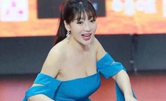 柳岩的胸走光照片 完美胸型一览无余(E罩杯露沟)