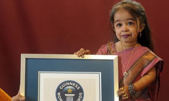 世界最矮女性 十八岁约提·阿姆格尔只有62.8厘米