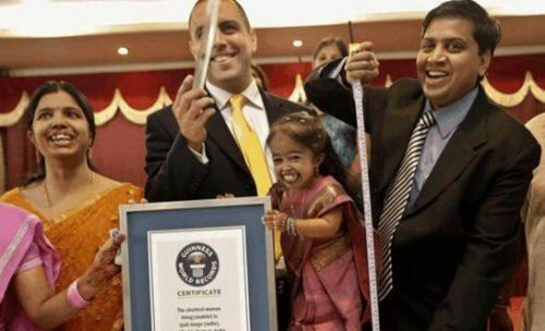 世界最矮女性 十八岁约提·阿姆格尔只有62.8厘米