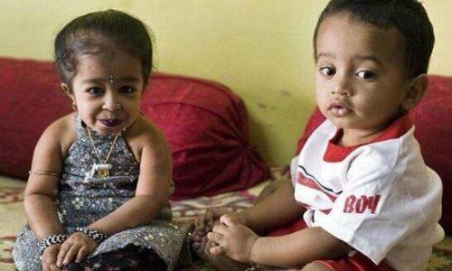 世界最矮女性 十八岁约提·阿姆格尔只有62.8厘米